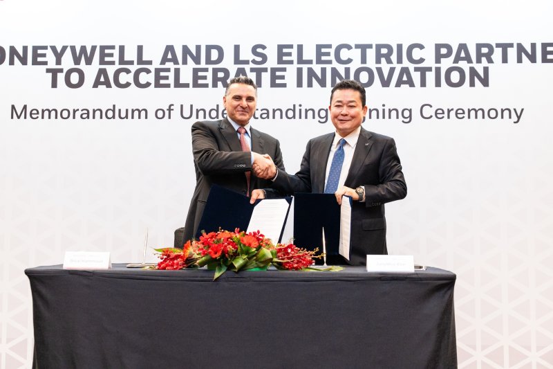 김종우 LS일렉트릭 사장(오른쪽)과 빌랄 하무드 하니웰 빌딩자동화 부문 사장이 지난 8일 싱가포르 마리나베이샌즈 컨벤션센터에서 열린 ‘데이터센터월드 아시아’ 행사 현장에서 하니웰과 ‘전력 관리·분배 및 배터리에너지저장장치(BESS) 공동 개발을 위한 전략적 협력 협약' 체결 후 기념 촬영을 하고 있다. LS일렉트릭 제공