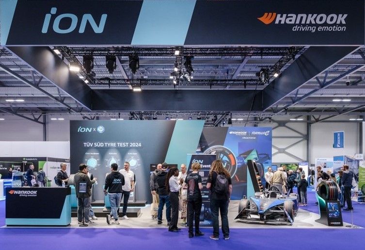 오는 11~12일(현지시간) 영국에서 열리는 '에브리싱 일렉트릭 판버러 2025'에서 한국타이어가 마련한 행사 부스에 관람객들이 전시를 구경하고 있다. 사진=한국타이어앤테크놀로지 제공