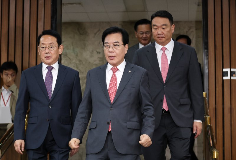 송언석 국민의힘 원내대표가 10일 오전 서울 여의도 국회에서 열린 국정감사 대책회의에 참석하고 있다. 뉴시스