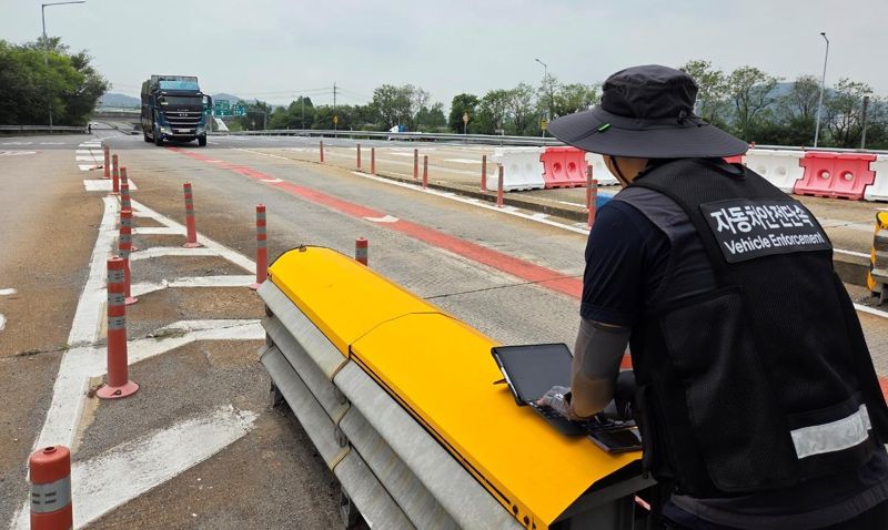 TS 자동차안전단속원이 고속도로 주요 TG 부근에서 화물자동차 불법여부를 확인하기 위해 전산조회를 하고 있다. TS 제공