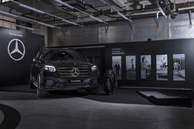 메르세데스-벤츠코리아가 운영하는 스튜디오 블랙에 '나이트 에디션'이 전시돼 있다. 메르세데스-벤츠코리아 제공