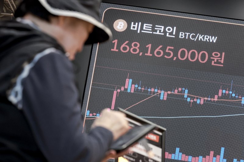 [서울=뉴시스] 정병혁 기자 = 2일 서울 서초구 빗썸라운지 강남점 전광판에 비트코인 시세가 표시되어 있다. 비트코인이 미국 연방정부 셧다운(업무 일시 정지) 개시 첫날 4% 넘게 반등하며 1억6900만원대로 껑충 뛰었다. 달러 기준으로는 11만9000달러대를 넘기며 저항선인 12만달러에 가까워졌다. 2025.10.02 jhope@newsis.com