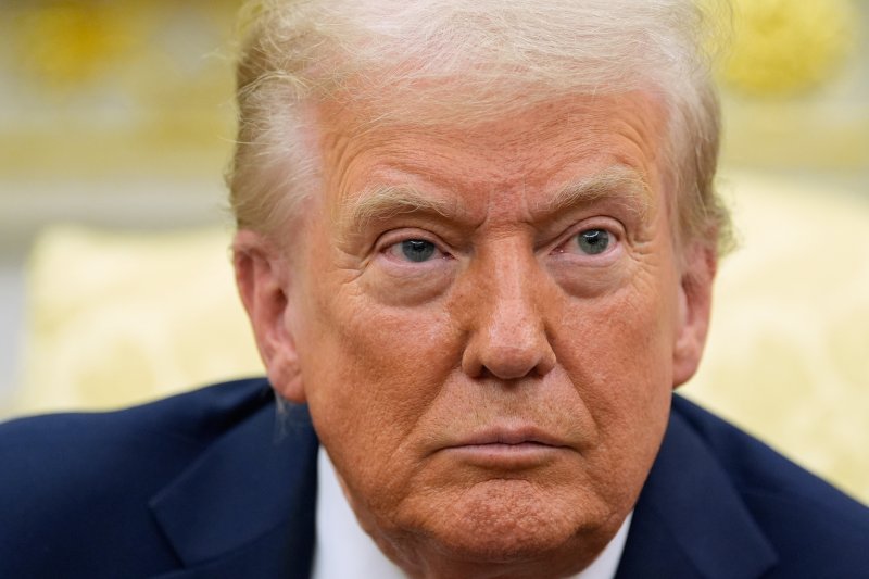 [워싱턴=AP/뉴시스]도널드 트럼프 미국 대통령이 9일(현지 시간) 백악관 집무실에서 알렉산데르 스투브 핀란드 대통령과 회담하고 있다. 2025.10.10.