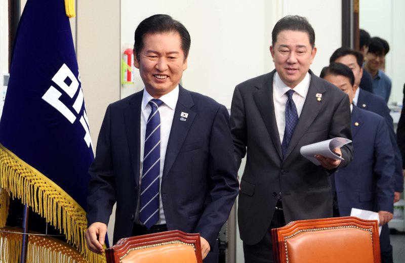 정청래 더불어민주당 대표와 김병기 원내대표가 10일 오전 국회에서 열린 최고위원회의에 참석하고 있다. 뉴시스