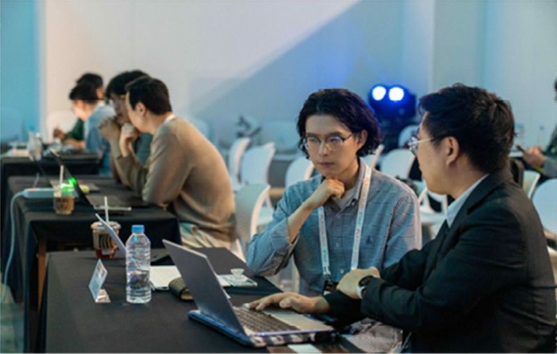 지난달 23일 부산 벡스코 제1전시장 글로컬 스테이지에서 진행된 ‘D-Tech 부산 2025’ 디자인 융합 투자유치 데모데이 행사 현장. 부산시 제공