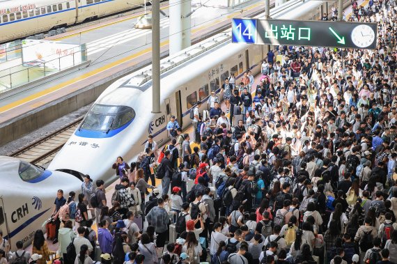 10월 8일, 중국 장쑤성 난징(南京)역에서 귀경객들이 열차에서 내리고 있다. CMG