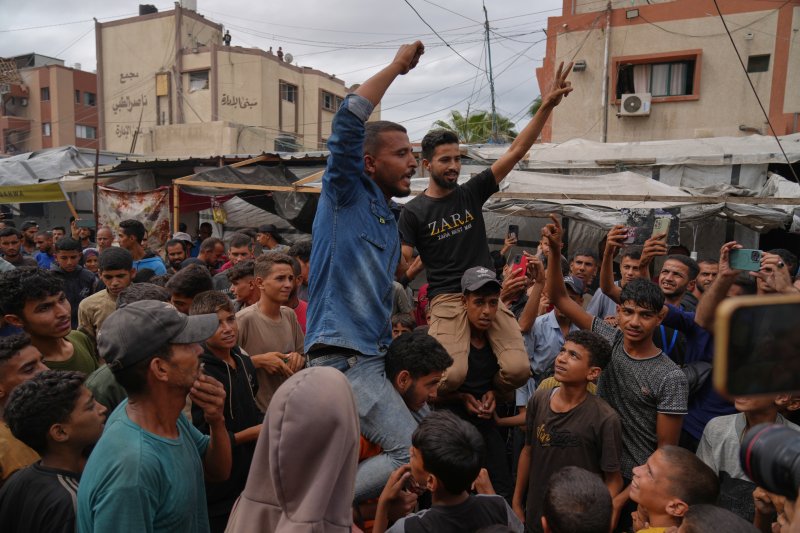 [칸유니스=AP/뉴시스] 9일(현지 시간) 가자지구 남부 칸유니스에서 이스라엘과 하마스가 종전을 위한 평화 계획 1단계에 합의했다는 발표에 팔레스타인 주민들이 환호하고 있다. 2025.10.10.