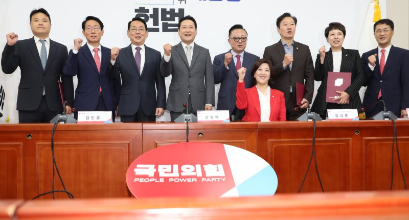 국민의힘 장동혁 대표가 10일 서울 여의도 국회에서 열린 주식 및 디지털자산 밸류업특별위원회 임명장 수여식에서 김상훈 위원장을 비롯한 위원들과 기념촬영하고 있다. 연합뉴스