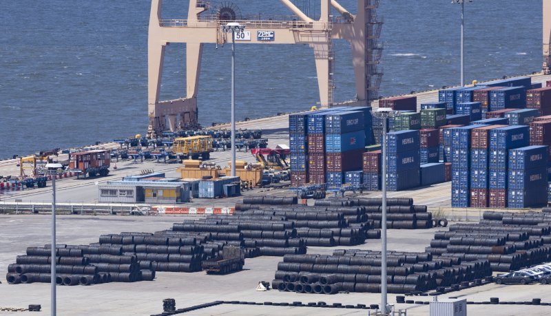 7일 경기 평택항 부두 야적장에 철강과 수출용 컨테이너들이 쌓여 있다.뉴시스