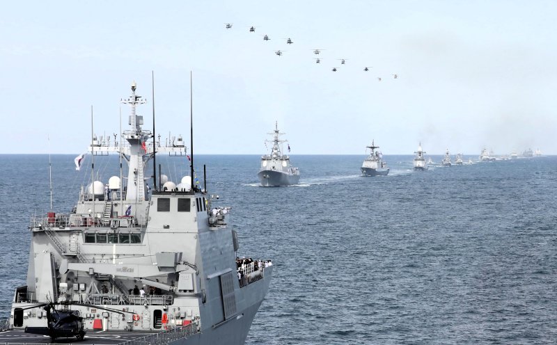 9월 26일 부산 인근 해상에서 '2025 대한민국 해군 관함식'의 백미인 해상사열이 펼쳐지고 있다. 해상사열에는 해군의 이지스구축함(DDG)과 3000t급 잠수함(SS-Ⅲ), 대형수송함(LPH), 상륙함(LST-Ⅱ) 등 함정 31척을 비롯해 해군·해병대, 육·공군, 해경 항공기 18대, 무인수상정과 무인항공기 등 수상과 공중에서 대규모 전력을 선보였다. 뉴시스