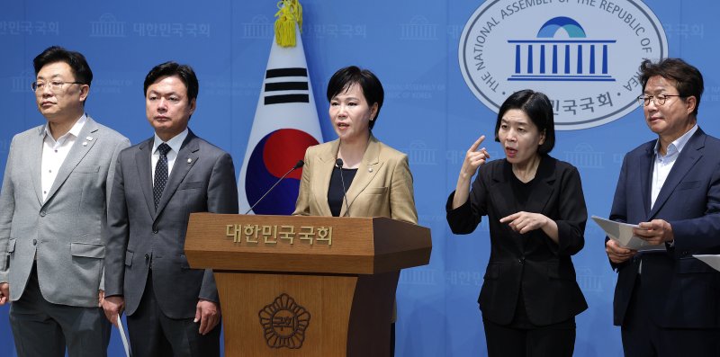 전현희 위원장을 비롯한 더불어민주당 3대특검 대응 특별위원회 위원들이 10일 서울 여의도 국회 소통관에서 오세훈 서울시장의 불법 혐의를 수사할 것을 촉구하는 기자회견을 하고 있다.