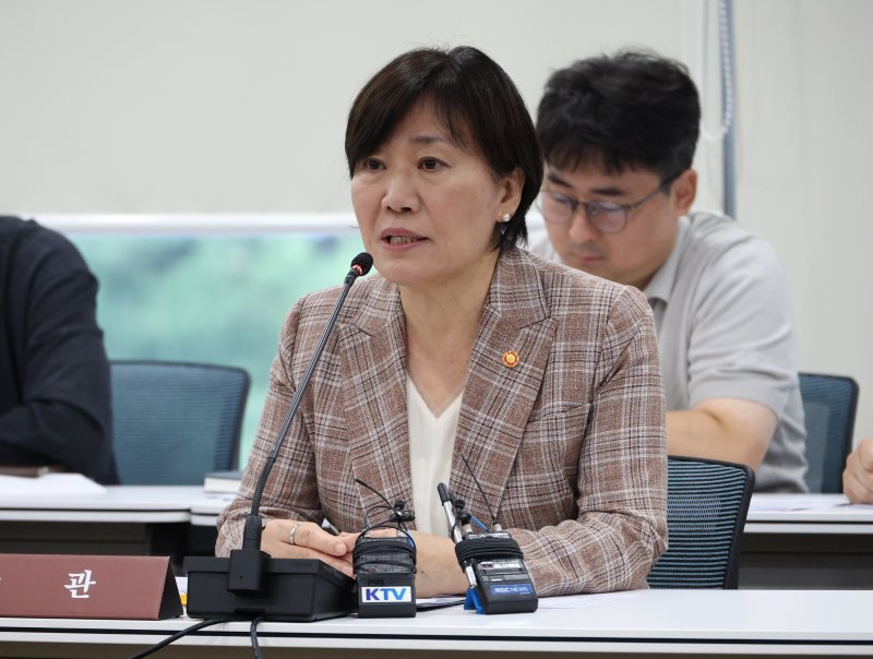 송미령 농림축산식품부 장관이 지난 10일 세종시 정부세종청사에서 농촌진흥청과 산림청 등 관할 외청 및 12개 산하기관을 대상으로 기관별 현안과제를 점검하고 대응방안을 논의하고 있다. 뉴시스