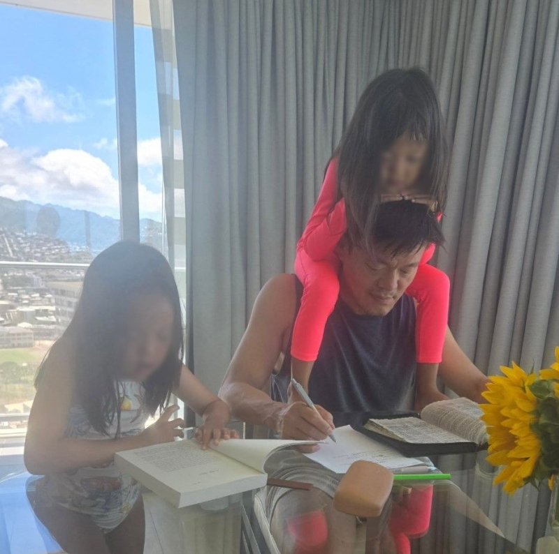 [서울=뉴시스] 가수 겸 프로듀서 박진영이 가족 여행 중 두 딸과 함께한 단란한 일상을 전했다. (사진=박진영 인스타그램 캡처) 2025.10.10. photo@newsis.com *재판매 및 DB 금지