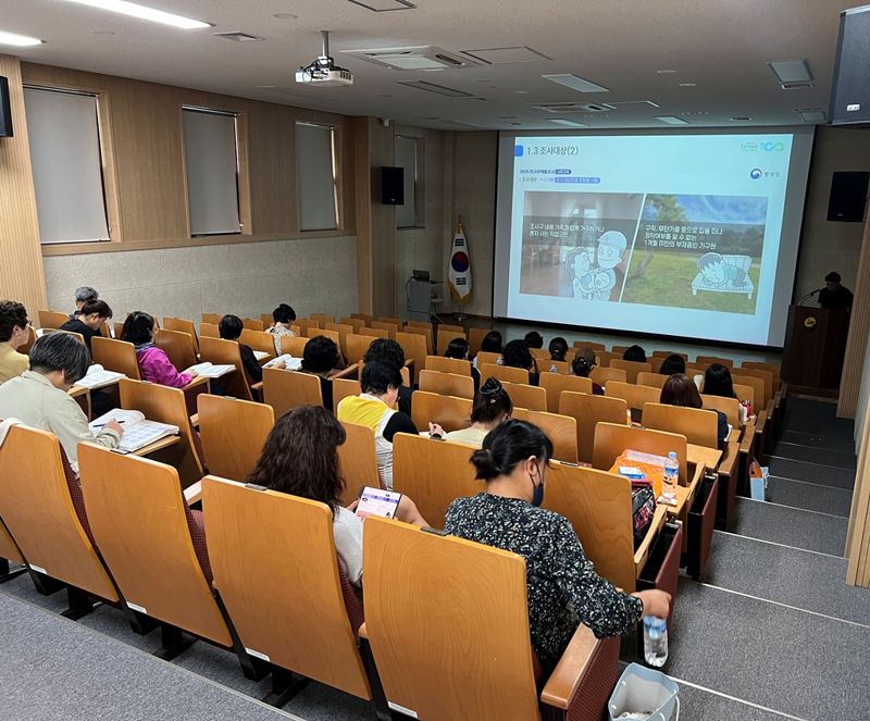 30명의 조사원들이 2025 인구 주택 총 조사의 원활한 시행을 위한 교육을 받고 있다. 연천군 제공