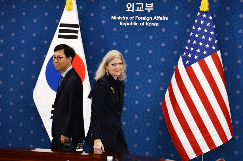 박윤주 외교부 1차관(왼쪽)과 앨리슨 후커 미 국무부 정무차관이 10일 서울 종로구 외교부에서 열린 한미 외교차관 전략대화에 앞서 악수후 자리로 이동하고 있다. 뉴시스