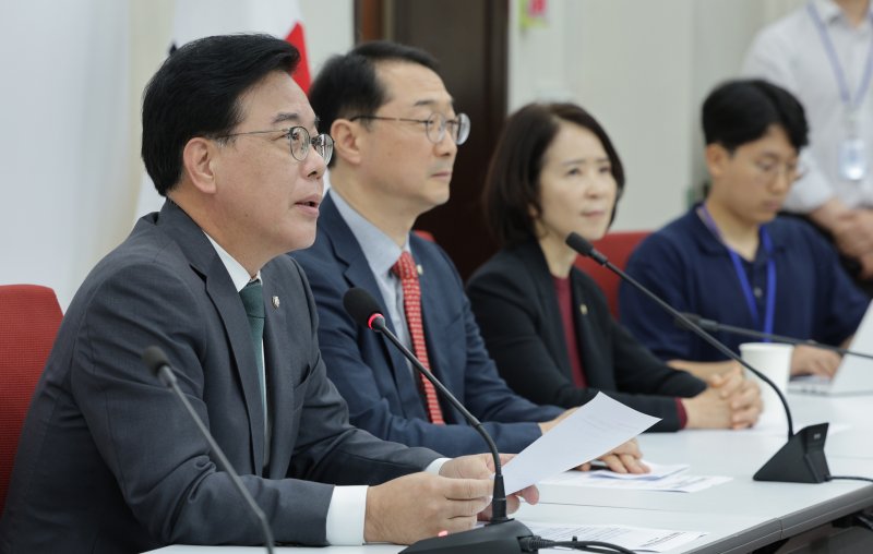 송언석 국민의힘 원내대표가 지난달 29일 서울 여의도 국회에서 열린 '이재명 정권 무능 외교 국격 실격 대응 특별위원회' 1차 회의에서 발언하고 있다. 뉴스1