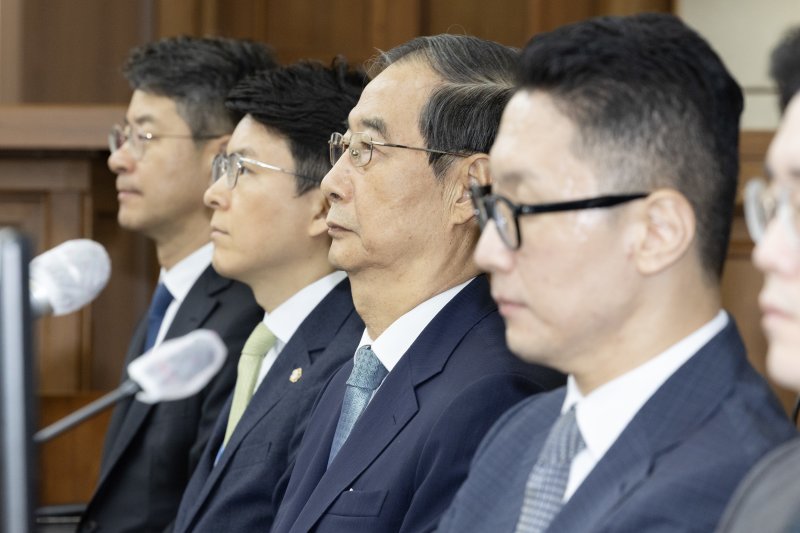 '내란방조 혐의'로 특검에 기소된 한덕수 전 국무총리가 지난 9월 30일 오전 서울 서초동 중앙지법에서 열린 첫 재판에 출석해 있다. 뉴스1