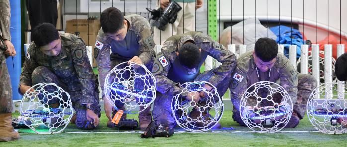 지난달 24~26일 열린 제3회 육군2작전사령관배 드론봇 전투경연대회에 참가한 장병들이 드론을 정비·점검하고 있다. 국방일보 제공