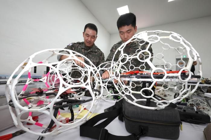 지난달 24~26일 열린 제3회 육군2작전사령관배 드론봇 전투경연대회에 참가한 장병들이 드론을 정비·점검하고 있다. 국방일보 제공