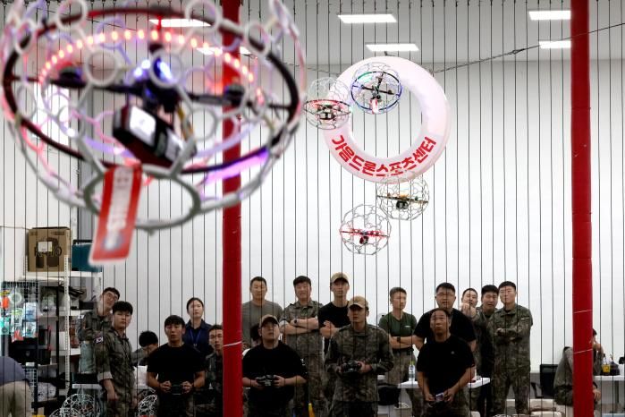 지난달 24~26일 열린 제3회 육군2작전사령관배 드론봇 전투경연대회 현장에선 소속 부대의 자존심을 건 속도전과 전략 대결이 전개됐다. 국방일보 제공