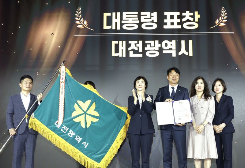 올해 '임산부의 날' 대통령 표창은 '아이 낳아 키우기 좋은 도시'를 비전으로 다양한 임산부 지원 정책을 추진해 온 대전광역시가 수상했다. 10일 서울 여의도 페어몬트 앰버서더호텔에서 열린 제20회 임산부의 날 기념행사에서 대전시 관계자들이 표창을 수상하며 이스란 보건복지부 제1차관(오른쪽 네번째)과 기념촬영을 하고 있다. 복지부 제공