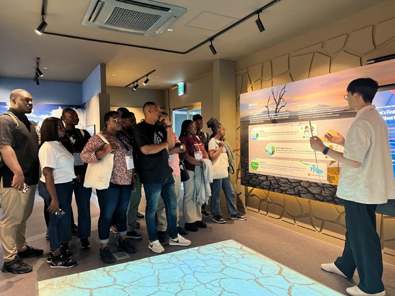 한국수자원공사가 7월 20일부터 8월 2일까지 가나 수자원위생국 공무원들을 초청해 진행한 역량강화 교육에서 수자원공사 관계자가 국내 물관리 방안 등을 소개하고 있다. 수자원공사 제공