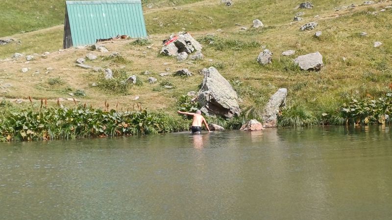 주타 호수에 뛰어든 아저씨. 8월 한 여름임에도 물이 얼음장처럼 차다.