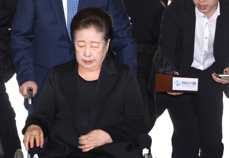 권성동 국민의힘 의원 등에게 금품을 전달하고 이권을 청탁한 혐의를 받는 한학자 통일교 총재가 22일 오후 서울 서초구 서울중앙지방법원에서 열린 구속 전 피의자심문(영장실질심사)에 출석하고 있다. 2025.9.22/뉴스1 ⓒ News1 이광호 기자