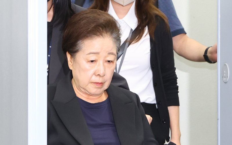 [서울=뉴시스] 황준선 기자 = 청탁금지법과 정치자금법 위반 등 혐의를 받는 한학자 통일교 총재가 지난달 22일 오후 서울 서초구 서울중앙지방법원에서 열린 영장실질심사(구속 전 피의자 심문)을 마친 뒤 법정을 나서고 있다. 2025.10.10. hwang@newsis.com