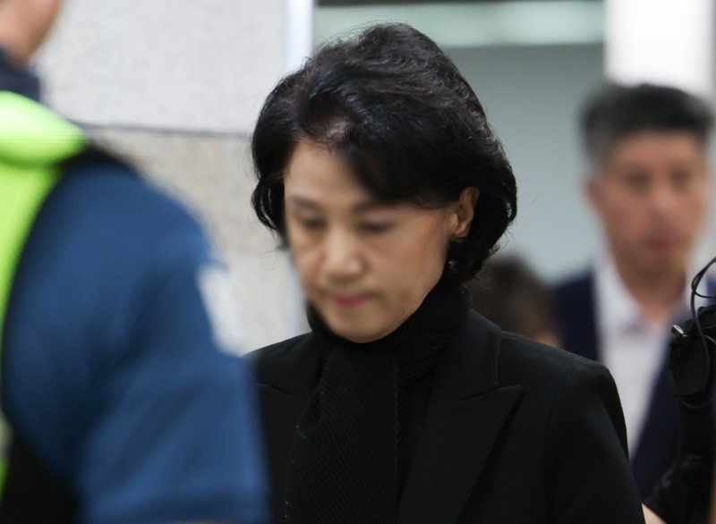 [서울=뉴시스] 황준선 기자 = 청탁금지법과 정치자금법 위반 등 혐의를 받는 한학자 통일교 총재의 전 비서실장 정원주 씨가 지난달 22일 오후 서울 서초구 서울중앙지방법원에서 열린 영장실질심사(구속 전 피의자 심문)에 출석하고 있다. 2025.10.10. hwang@newsis.com