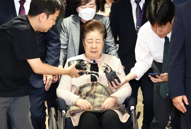 불법 정치 자금 제공 혐의를 받는 한학자 통일교 총재가 지난달 17일 오후 서울 종로구 김건희 특검팀(특별검사 민중기) 사무실에서 나오고 있다. 2025.9.17/뉴스1 ⓒ News1 김민지 기자