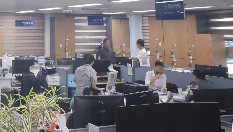 김건희 여사의 각종 의혹을 수사 중인 민중기 특별검사팀이 지난 8월 22일 경기 양평군청에서 양평 고속도로 종점 노선 변경 의혹 사건 등과 관련해 압수수색을 하고 있다. 2025.8.22/뉴스1 ⓒ News1 장수영 기자