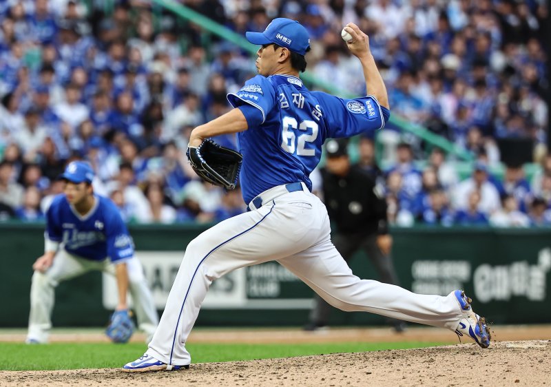 9일 오후 인천 SSG 랜더스필드에서 열린 프로야구 2025 신한 SOL뱅크 KBO 준플레이오프 1차전 삼성 라이온즈와 SSG 랜더스의 경기, 삼성 마무리투수 김재윤이 9회말 등판해 역투하고 있다. 2025.10.9/뉴스1 ⓒ News1 김도우 기자