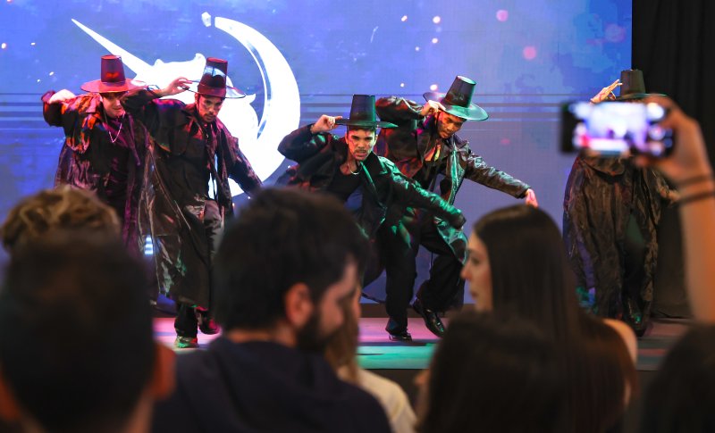 29일(현지시간) 스페인 마드리드 아르테스 예술센터에서 열린 ‘2025 스페인 K-박람회’에서 넷플릭스 에니메이션 ‘케이팝 데몬 헌터스’속 보이그룹 ‘사자보이즈’를 코스프레한 현지 참가자들이 커버댄스를 선보이고 있다.우채연 제공. 뉴스1