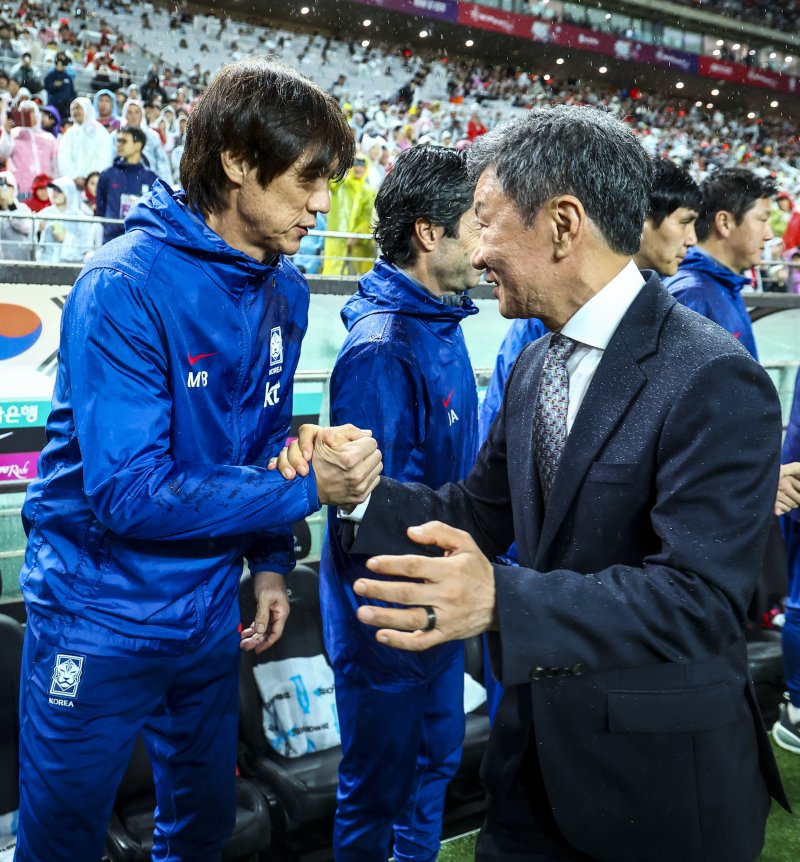 10일 서울 마포구 서울월드컵경기장에서 열린 남자 축구 국가대표 10월 A매치 친선전 대한민국과 브라질의 경기에 앞서 정몽규 대한축구협회장이 홍명보 감독을 격려하고 있다.뉴시스