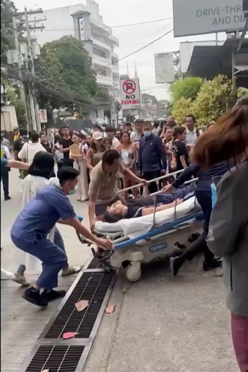 [다바오=AP/뉴시스] 10일(현지 시간) 필리핀 민다나오섬 동쪽 해안에서 규모 7.4의 지진이 발생한 후 주도인 다바오에서 구급대원들이 강진 부상자를 급히 이송하고 있다. 민다나오섬 최대 도시 다바오에는 약 170만 명이 살고 있는 것으로 알려져 있다. 2025.10.10.