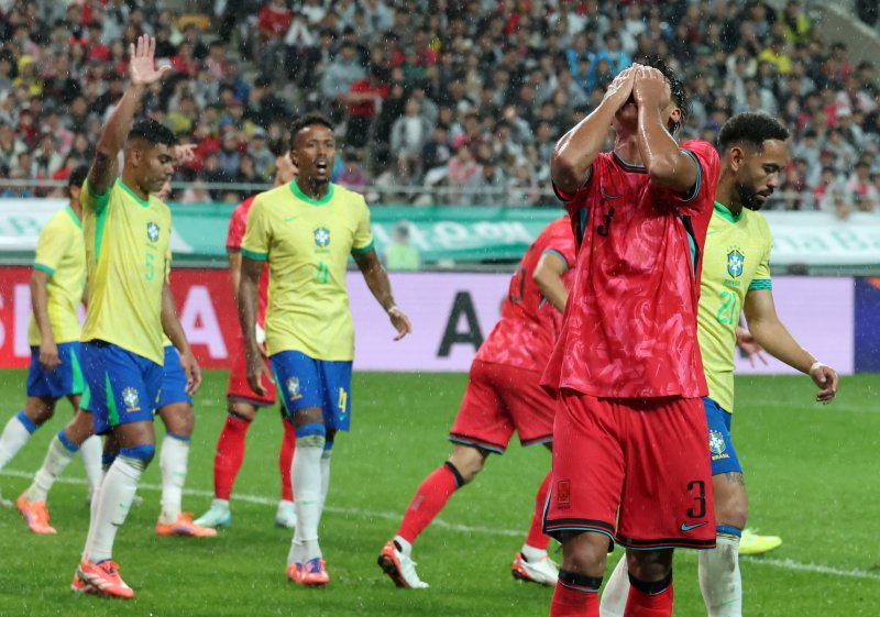 10일 서울월드컵경기장에서 열린 하나은행 초청 축구국가대표팀 친선경기 대한민국과 브라질의 경기, 후반전 대한민국 김주성이 찬스를 놓친 후 아쉬워하고 있다.뉴스1