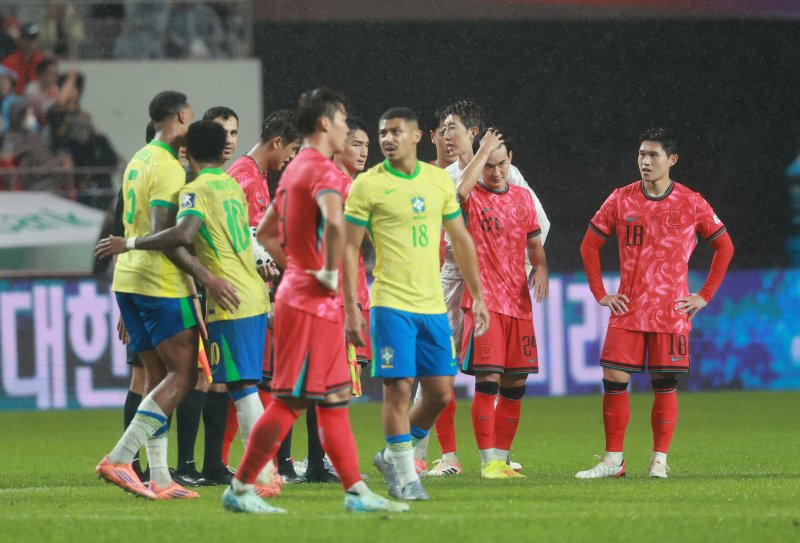 지난 10월10일 서울 마포구 서울월드컵경기장에서 열린 한국과 브라질 축구 대표팀의 친선경기에서 0-5로 대패한 한국 선수들이 아쉬워하고 있다. 뉴시스