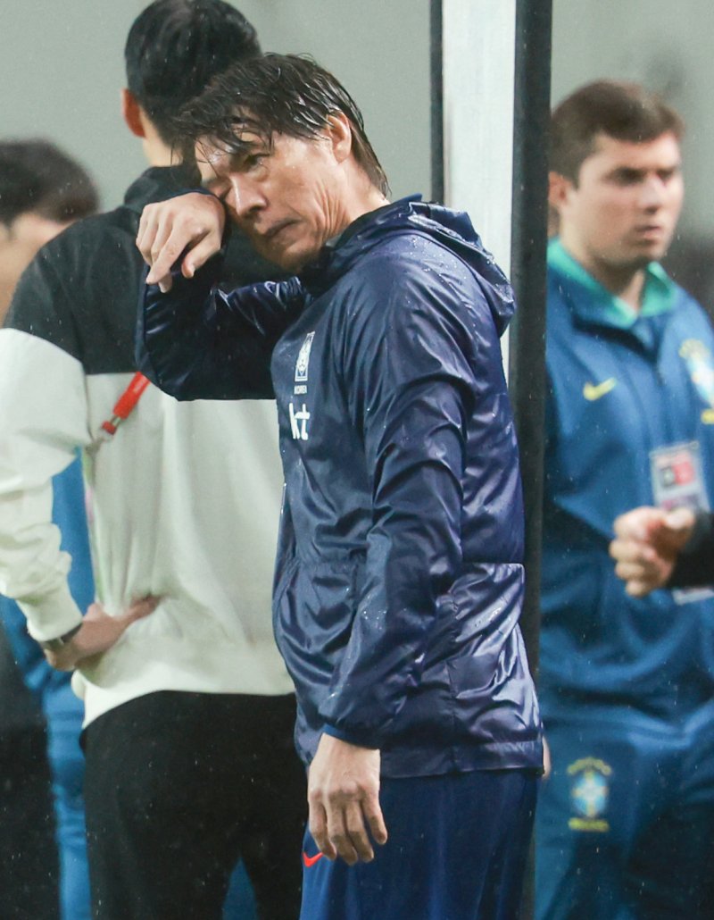 스리백 실험? 현실은 0-5 참사… 홍명보호, 부상자도 없고 홈이었는데 왜 이렇게 무너졌나