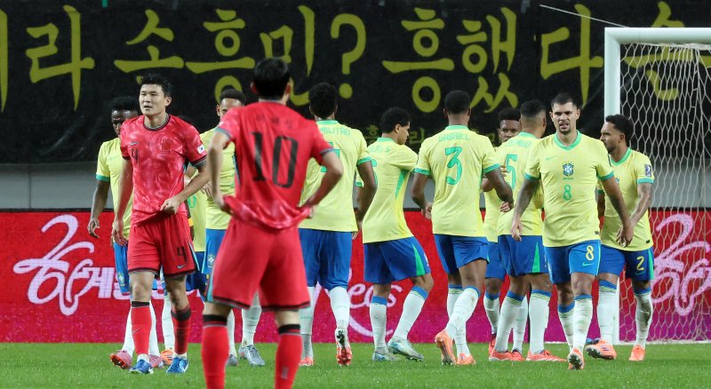 스리백 실험? 현실은 0-5 참사… 홍명보호, 부상자도 없고 홈이었는데 왜 이렇게 무너졌나