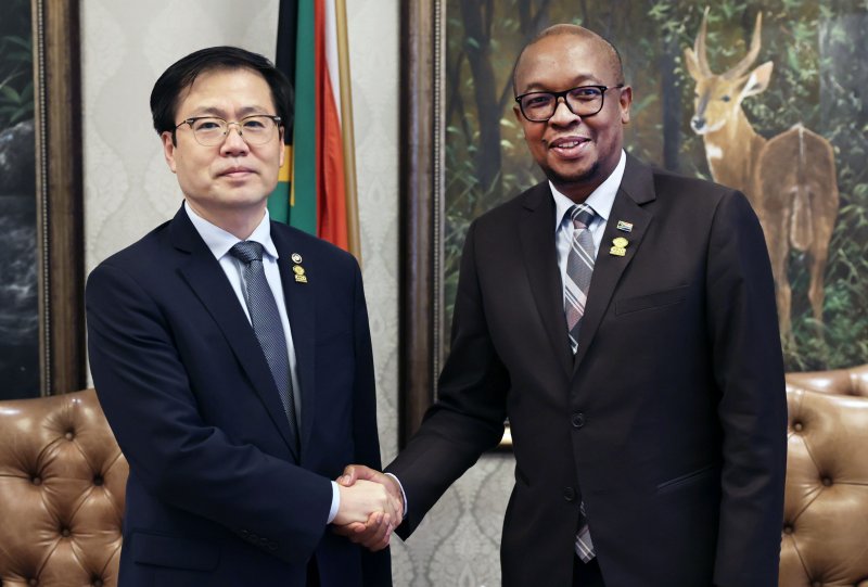 여한구 산업통상부 통상교섭본부장이 9일(현지시간) 남아프리카공화국 그케베르하 보드워크호텔에서 열린 '2025 G20 무역투자 장관회의'에서 파크스 타우 남아프리카공화국 통상산업경쟁부 장관과 기념 촬영을 하고 있다. 산업통상자원부 제공