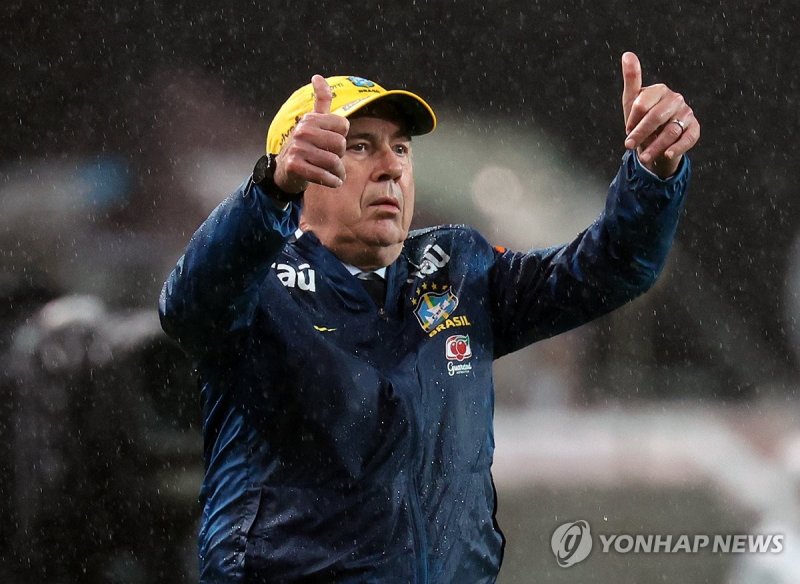 엄지 들어 보이는 브라질 카를로 안첼로티 감독.연합뉴스