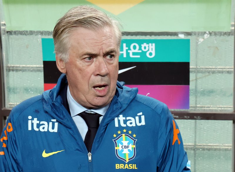 10일 서울월드컵경기장에서 열린 하나은행 초청 축구국가대표팀 친선경기 대한민국과 브라질의 경기를 앞두고 카를로 안첼로티 브라질 대표팀 감독이 그라운드를 응시하고 있다. 2025.10.10/뉴스1 ⓒ News1 장수영 기자