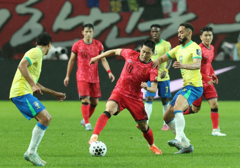 10일 서울월드컵경기장에서 열린 하나은행 초청 축구국가대표팀 친선경기 대한민국과 브라질의 경기, 전반전 대한민국 이강인이 돌파하고 있다. 2025.10.10/뉴스1 ⓒ News1 장수영 기자