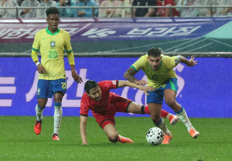 10일 서울월드컵경기장에서 열린 하나은행 초청 축구국가대표팀 친선경기 대한민국과 브라질의 경기, 전반전 대한민국 이강인이 몸싸움을 하고 있다. 2025.10.10/뉴스1 ⓒ News1 장수영 기자