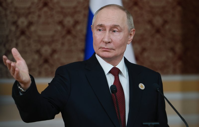 러시아의 블라디미르 푸틴 대통령이 10일(현지시간) 타지키스탄 두샨베에서 기자회견을 하고 있다.EPA연합뉴스