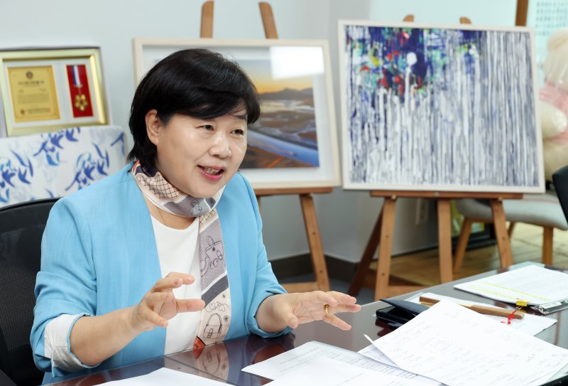 [서울=뉴시스] 고승민 기자 = 서영교 더불어민주당 의원이 서울 여의도 국회 의원회관에서 뉴시스와 인터뷰를 하고 있다. 2025.10.10. kkssmm99@newsis.com