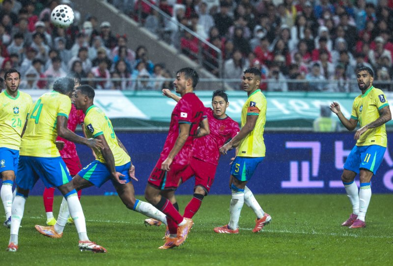 [서울=뉴시스] 황준선 기자 = 10일 서울 마포구 서울월드컵경기장에서 열린 남자 축구 국가대표 10월 A매치 친선전 대한민국과 브라질의 경기, 이강인이 슛을 하고 있다. 2025.10.10. hwang@newsis.com