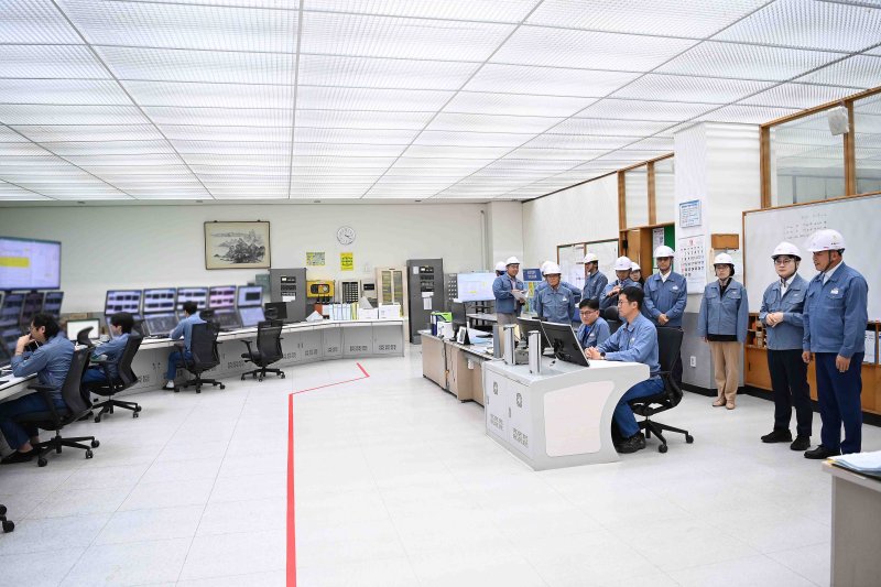 [서울=뉴시스] 홍효식 기자 = 김정관 산업통상부 장관이 19일 울산 남구 석유화학산업단지 내 대한유화를 방문해 관계자로부터 운영현황 및 애로사항을 청취한 후 생산 및 안전관리 현황 등을 점검하고 있다. (사진=산업통상자원부 제공) 2025.09.19. photo@newsis.com *재판매 및 DB 금지