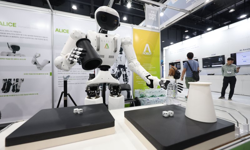 [서울=뉴시스] 김선웅 기자 = 3일 서울 강서구 코엑스 마곡에서 열린 제1회 산업 AI EXPO 에이로봇 부스에서 4세대 휴머노이드 로봇 앨리스 작동이 시연되고 있다. 2025.09.03. mangusta@newsis.com